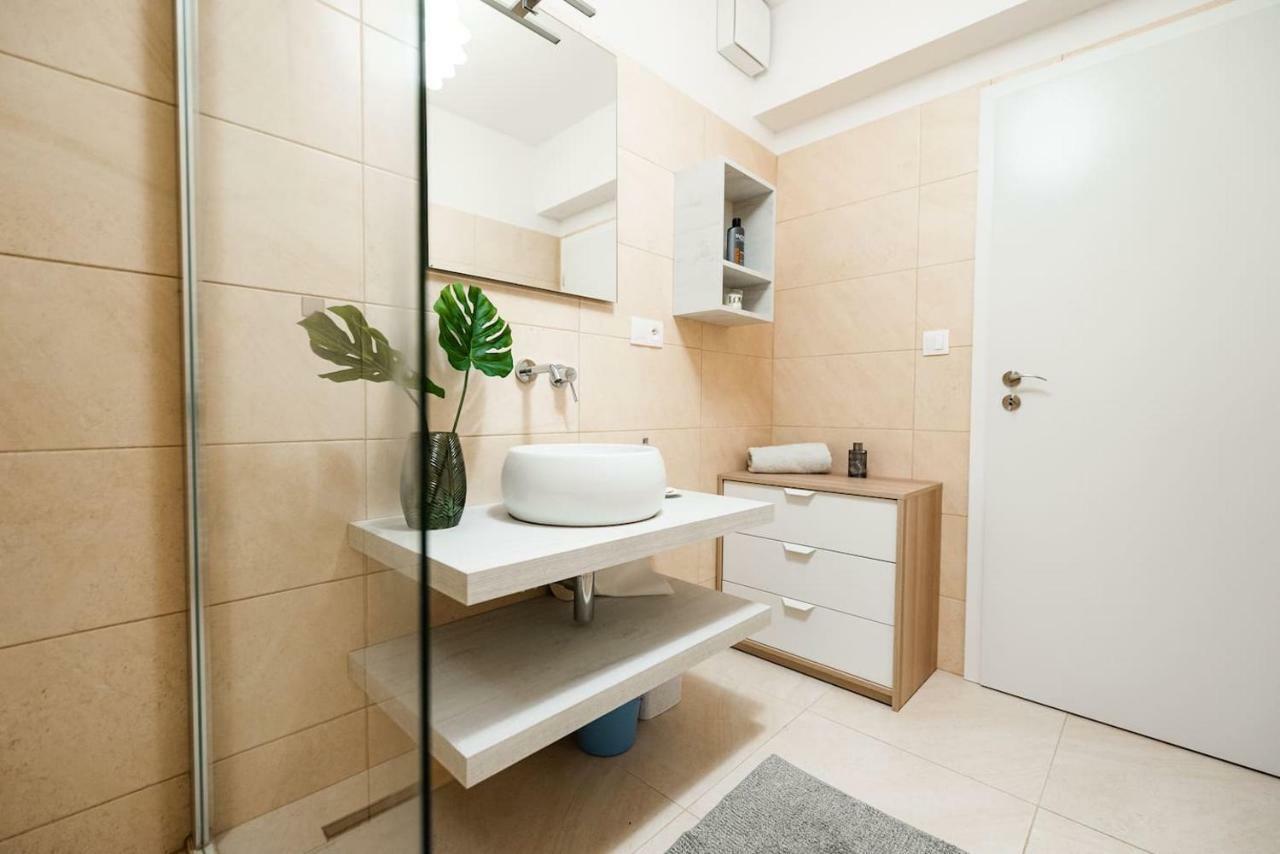 Private 5 Star 3 Room Flat And In-Door Pkg Нітра Екстер'єр фото