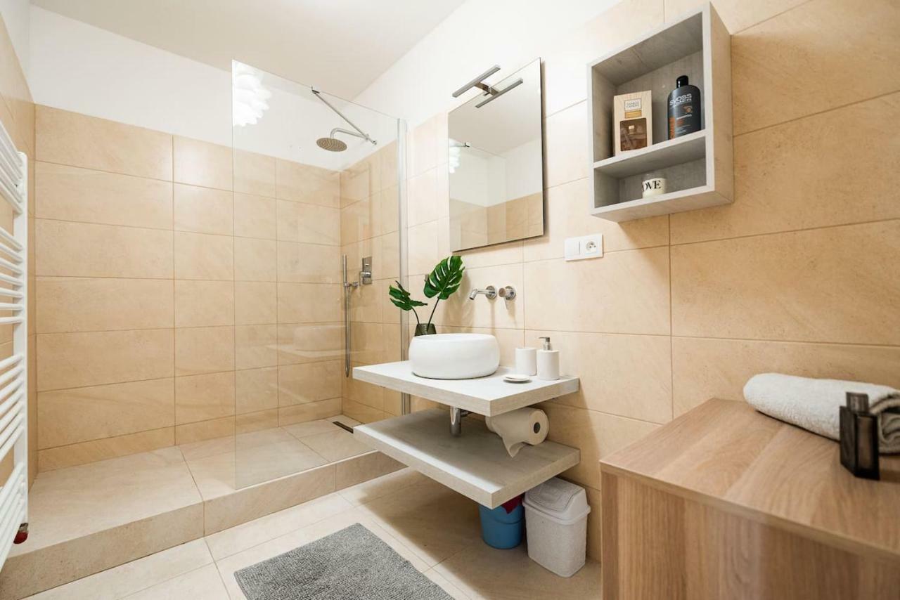 Private 5 Star 3 Room Flat And In-Door Pkg Нітра Екстер'єр фото