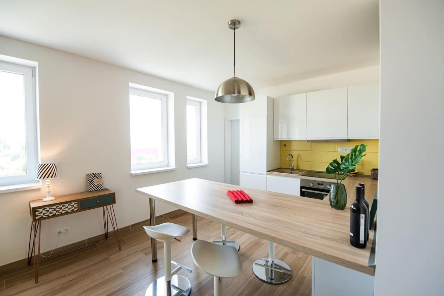 Private 5 Star 3 Room Flat And In-Door Pkg Нітра Екстер'єр фото