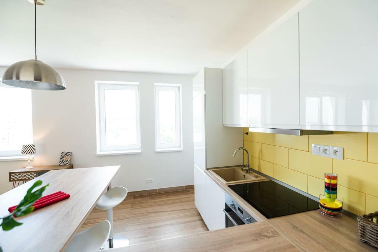 Private 5 Star 3 Room Flat And In-Door Pkg Нітра Екстер'єр фото