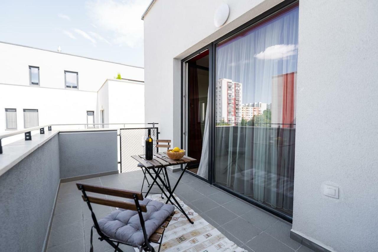 Private 5 Star 3 Room Flat And In-Door Pkg Нітра Екстер'єр фото